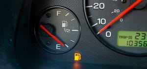 ¿Qué le pasa a tu motor si manejas con el tanque vacío?